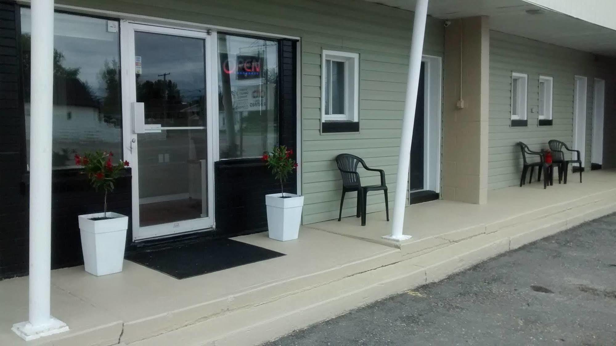 New Liskeard Wheel Inn Motel מראה חיצוני תמונה